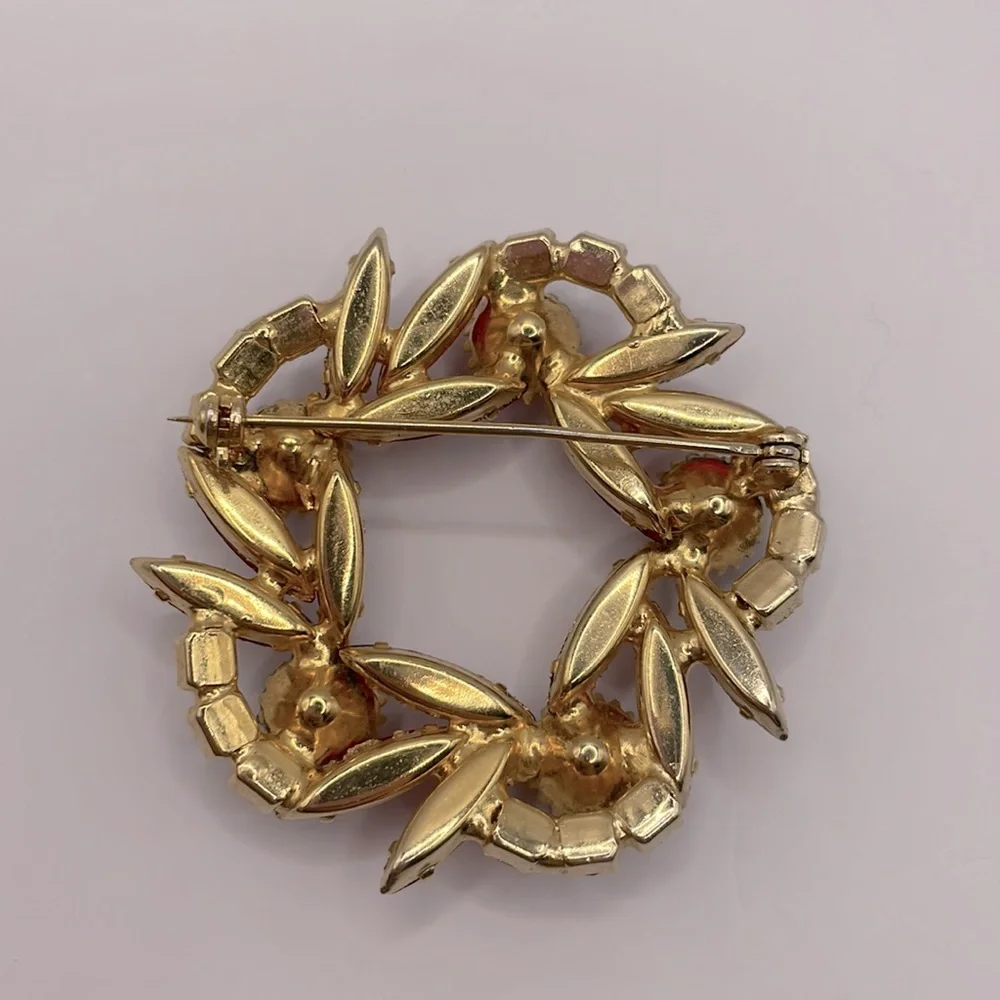 VINTAGE Red Crystal Wreath Brooch - Picture 6 of 6